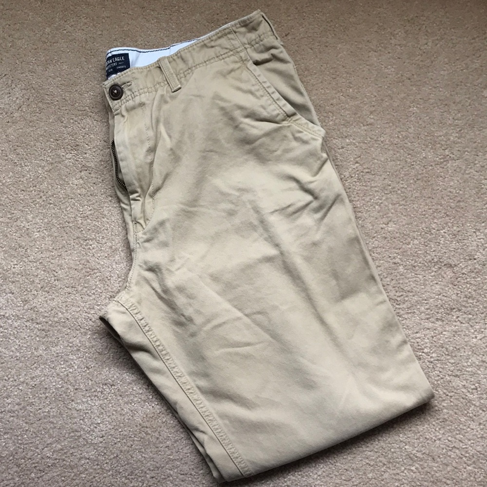 Men’s American Eagle Relaxed Fit khaki pants